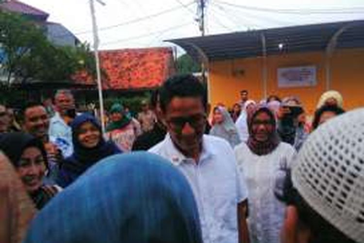 Calon wakil gubernur DKI Sandiaga Uno saat kampanye menemui warga RT 12 RW 04, Kramatjati, Jakarta Timur, Minggu (6/11/2016).