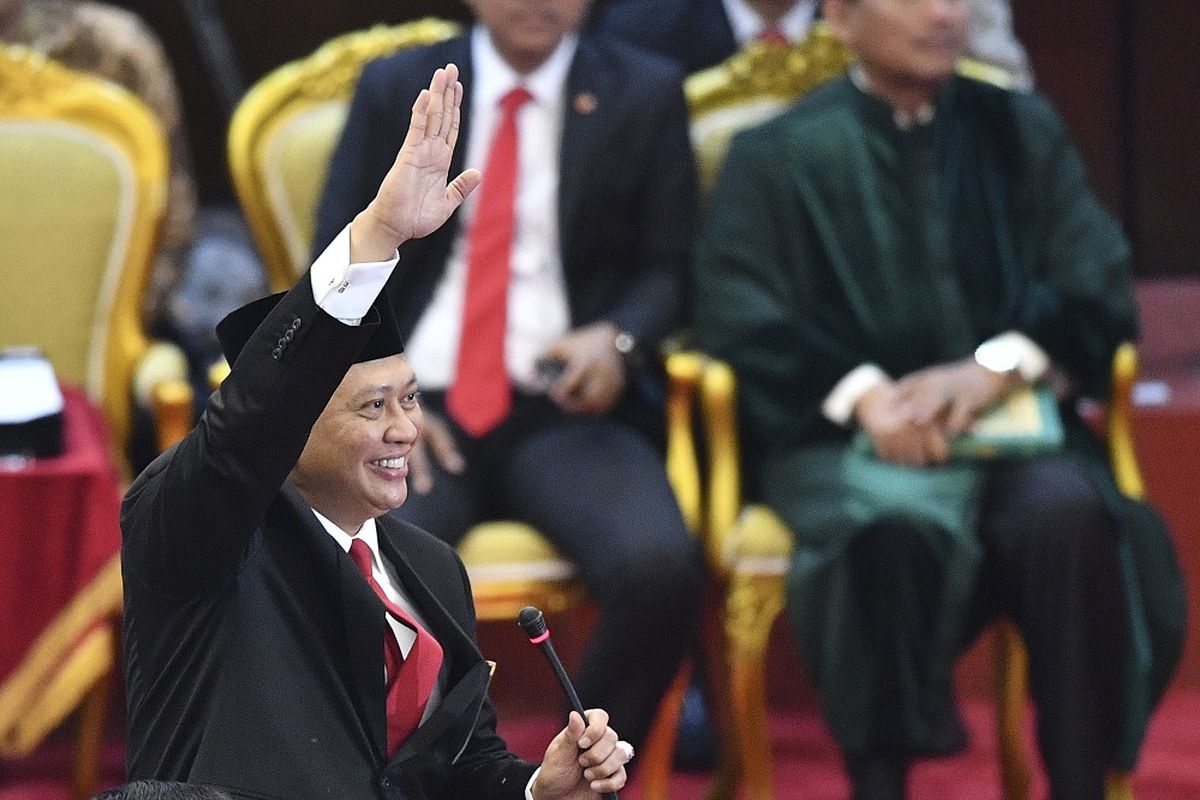 Ketua MPR terpilih Bambang Soesatyo melambaikan tangan di ruang Sidang Paripurna MPR, Kompleks Parlemen, Senayan, Jakarta, Kamis (3/10/2019).  Sidang Paripurna tersebut menetapkan Bambang Soesatyo sebagai Ketua MPR periode 2019-2024 dengan Wakil Ketua, Ahmad Basarah dari Fraksi PDI Perjuangan, Ahmad Muzani dari Fraksi Partai Gerindra, Lestari Moerdijat dari Fraksi Partai Nasdem, Jazilul Fawaid dari Fraksi Partai Kebangkitan Bangsa, Syarief Hasan dari Fraksi Partai Demokrat, Zulkifli Hasan dari Fraksi Partai Amanat Nasional, Hidayat Nur Wahid dari Fraksi Partai Keadilan Sejahtera, Arsul Sani dari Fraksi Partai Persatuan Pembangunan dan Fadel Muhammad dari Kelompok DPD di MPR. ANTARA FOTO/Nova Wahyudi/wsj.
