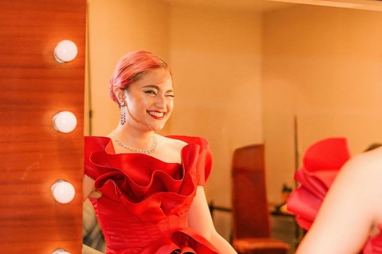 Marshanda tampil memukau di gala premiere La Tahzan dengan gaun merah ruffles, turban senada, dan riasan bold yang memancarkan aura glamor.