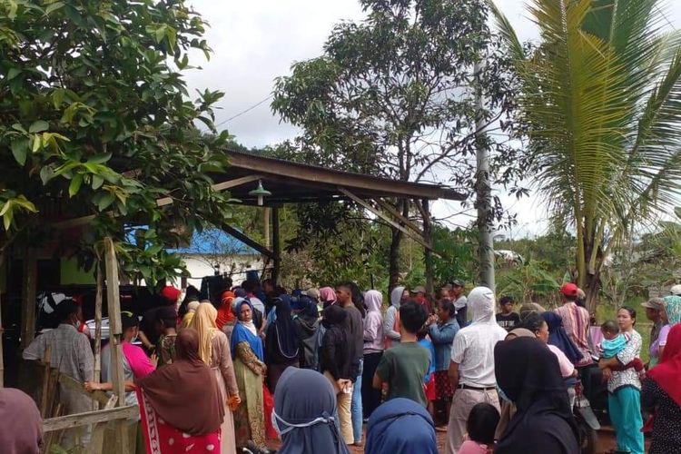 Warga banjiri pertemuan bersama penambang ilegal di Muang Dalam, Lempake, Samarinda, Kaltim, Sabtu (2/10/2021). 