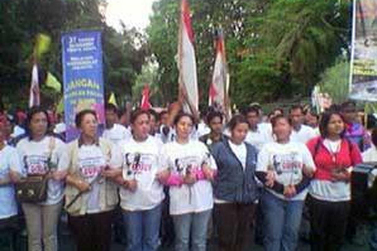 Barisan pedagang Pasar Barito yang menutup jalan Melawai Raya, guna menghalangi masuknya aparat satpol PP yang akan melakukan pembongkaran Pasar Barito, Jumat pagi ini.