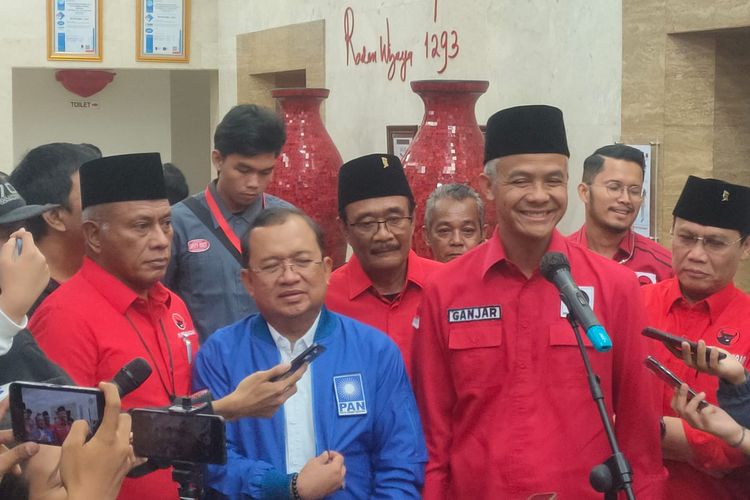 Bakal calon presiden (bacapres) PDI-P Ganjar Pranowo didampingi Ketua DPP PDI-P Ahmad Basarah, Djarot Saiful Hidayat dan Komarudin Watubun, di kantor DPP PDI-P, Jalan Diponegoro, Jakarta, Jumat (2/6/2023).