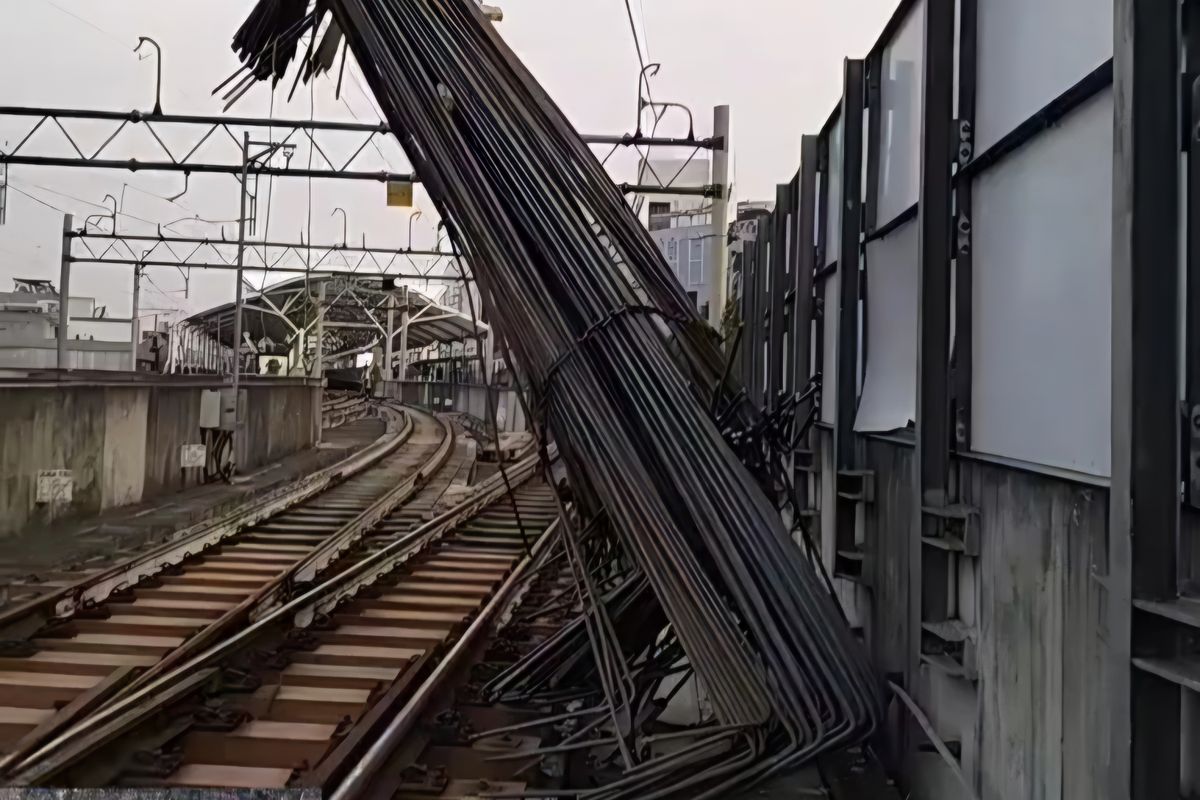 Penampakan besi crane yang berasal dari proyek pembangunan di area Kejaksaan Agung RI saat jatuh ke lintasan MRT Jakarta, Kamis (30/5/2024).