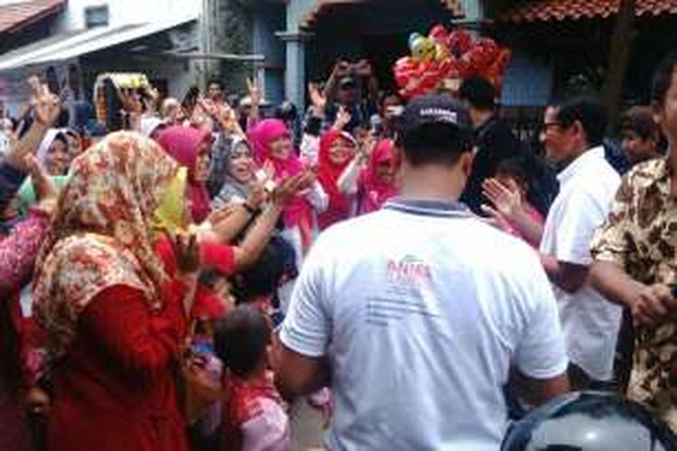  Calon wakil gubernur DKI Jakarta Sandiaga Uno disela kampanyenya di Kampung Tengah, Kramatjati, Jakarta Timur, Kamis (24/11/2016).