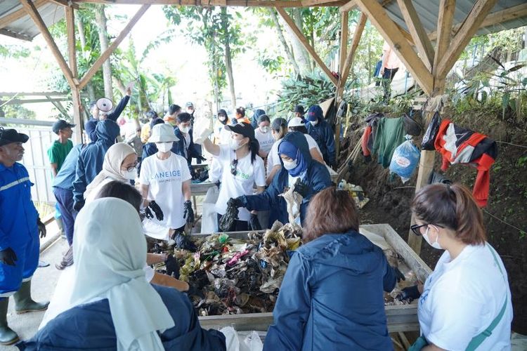 Amorepacific berkolaborasi dengan Waste4Change membantu beberapa pengelola sampah di Bandung untuk mengedukasi dan juga membersihkan sampah.