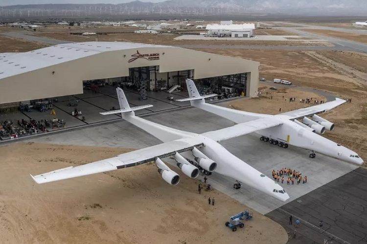 Penampakan pesawat terbesar di dunia, Stratolaunch, yang berbadan ganda dengan lebar sayap 117 meter dan berat hingga 250 ton.