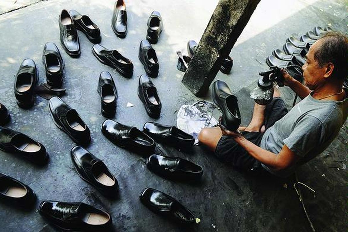 Supardi (55), perajin sepatu di Kampung Batik, Kota Semarang, Jawa Tengah, menyelesaikan tahap akhir produksi sepatu buatannya, Kamis (4/2). Supardi yakin, dengan menjaga kualitas, sepatu buatannya mampu bersaing dengan produk dari China.