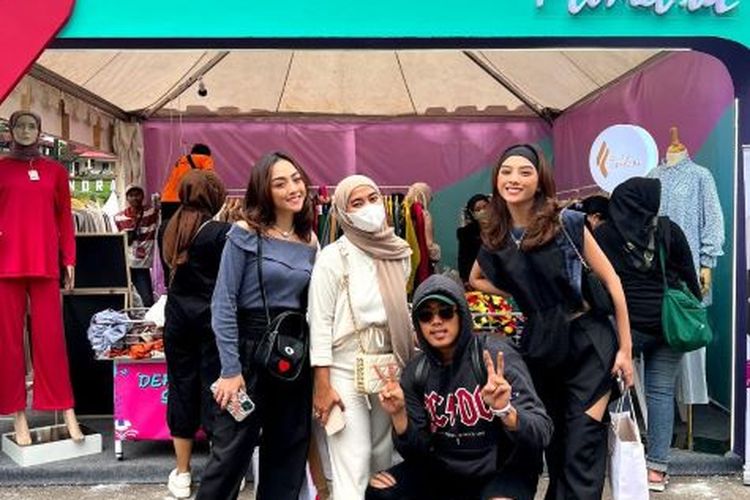 Sejoli Resya dan Dino mengembangkan bisnis fesyen melalui bendera Floral.id Offcial. 
