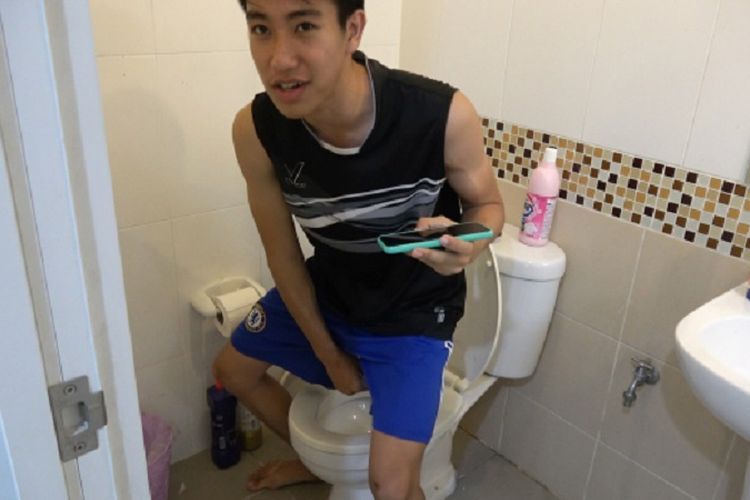 Siraphop Masukarat, seorang remaja di Thailand memegangi penisnya saat keluar dari toilet. Penis remaja 18 tahun itu terluka karena digigit ular piton.