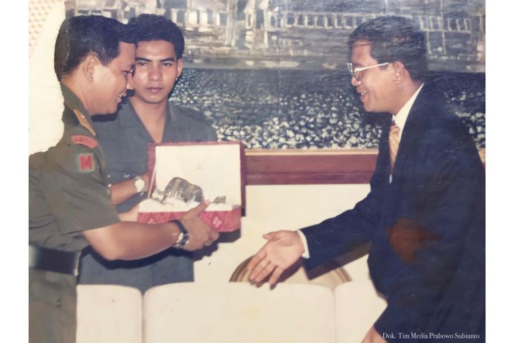 Prabowo Subianto (kiri) saat masih menjabat Danjen Kopassus bertemu Hun Sen (kanan) yang kini menjadi Perdana Menteri Kamboja.
