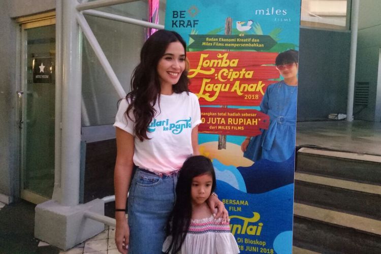 Marsha Timothy bersama putrinya saat ditemui usai jumpa pers peluncuran trailler film Kulari Ke Pantai, di Gandaria City, Kebayoran, Jakarta Selatan, Kamis (24/5/2018).