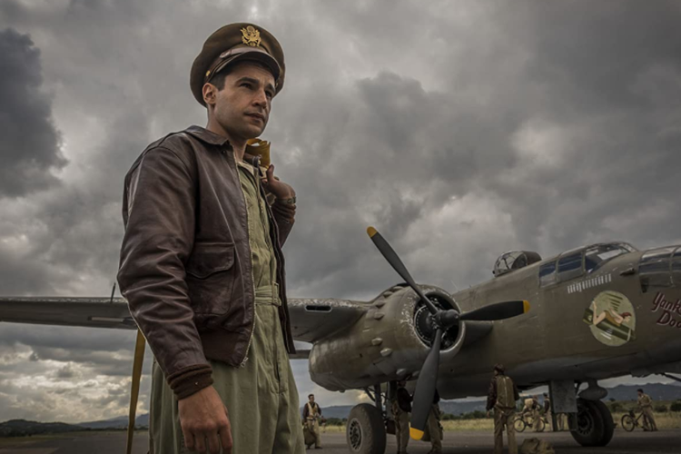 Christopher Abbott dalam CATCH-22.