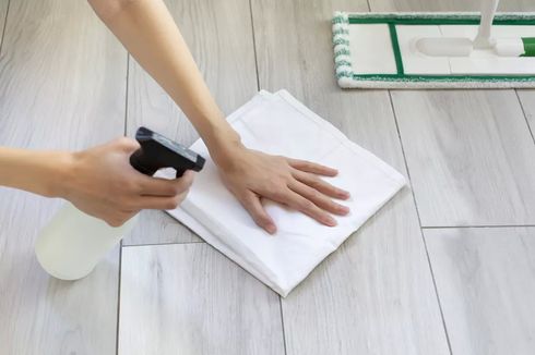 Ibu-ibu, Ini 3 Cara Praktis Bersihkan Lantai Kayu Laminasi di Rumah