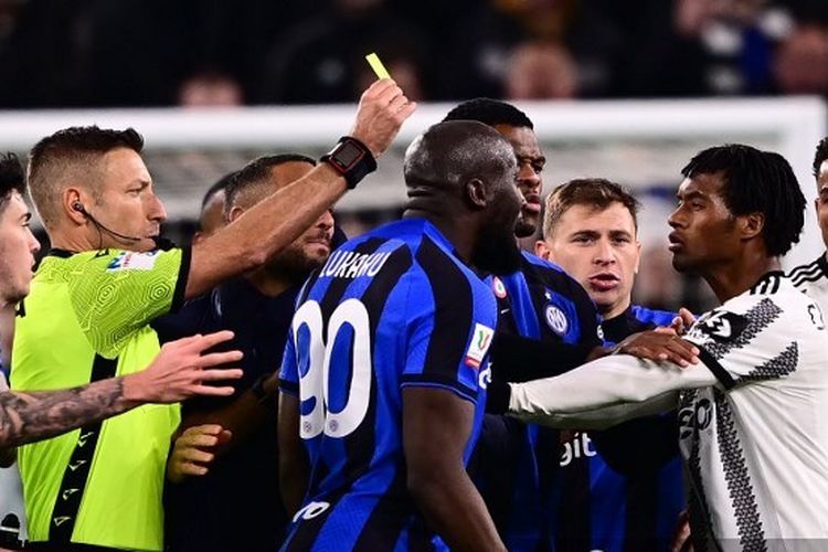 Romelu Lukaku (tengah) dan Juan Cuadrado (kanan) terlibat pertengkaran hingga keduanya dikartu merah dalam duel Juventus vs Inter Milan di semifinal Coppa Italia (4/4/2023). Artikel ini berisi prediksi Salernitana vs Inter Milan.