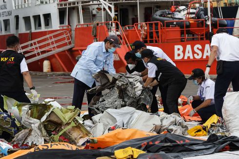 KRI Parang Serahkan 3 Kantong Berisi Barang Pribadi Korban dan Pelek Roda Pesawat Sriwijaya Air ke Basarnas