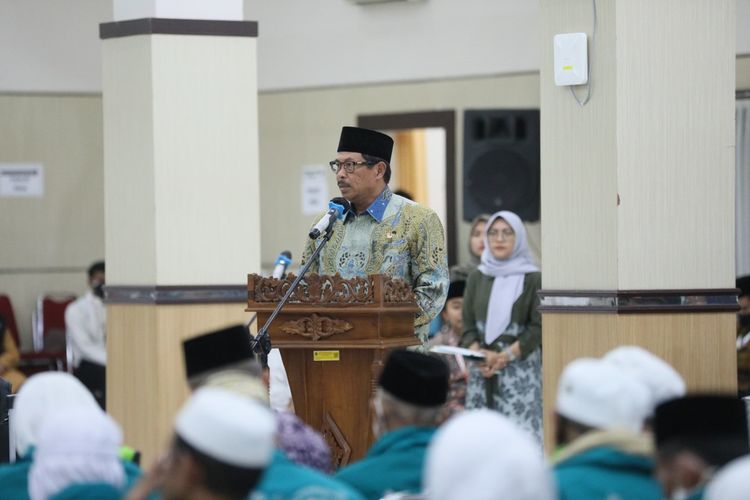 Penjabat (Pj) Gubernur Jawa Tengah, Nana Sudjana turut menyambut rombongan yang pertama tiba di Embarkasi Solo di Asrama Haji Donohudan, Minggu (23/6/2024) dini hari.