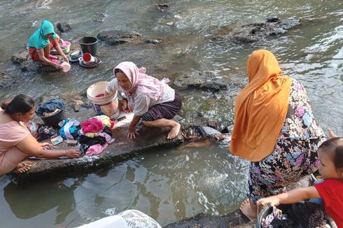 Krisis Air Bersih, Warga Cianjur Mandi, Kakus dan Cuci Beras di Sungai