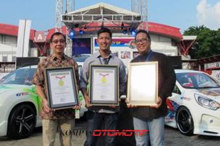 Rekor Modifikasi Dalam 3 Hari di AAITF 2014 diberikan kepada perwakilan Kia Mobil Indonesia (kiri), Dyandra Tarsus Internationa (tengah), dan Auto Euro Indonesia, Jumat (23/5/2014).