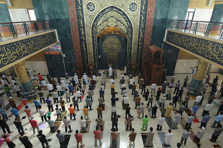 Umat Islam menunaikan Shalat Jumat berjamaah dengan menggunakan masker dan menjaga jarak di Masjid Agung Al Aqsa, Klaten, Jawa Tengah, Jumat (5/6/2020). Masjid tersebut membuka dan menggelar kembali Shalat Jumat berjamaah dengan menerapkan protokol kesehatan seperti menggunakan masker, pengecekan suhu tubuh, memberikan cairan antiseptik serta penerapan jaga jarak saat melakukan ibadah sebagai upaya pencegahan penularan COVID-19.