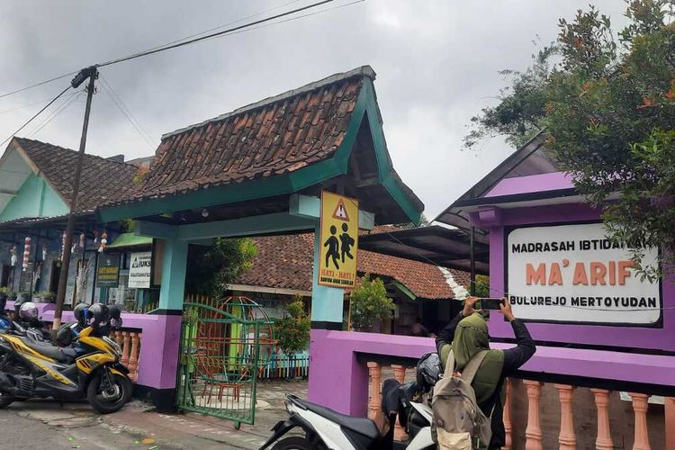 Sebanyak 38 siswa MI Ma'arif Nepak, Desa Bulurejo, Kecamatan Martoyudan, Kabupaten Magelang, Jawa Tengah, diduga keracunan makanan atau jajanan yang dijual pedagang di luar kompleks sekolah, pada Rabu (21/9/2022) lalu,