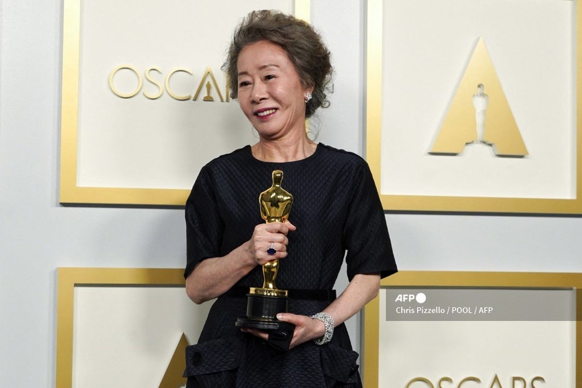 Youn Yuh-Jung memenangi Piala Oscar Actress in a Supporting Role (Aktris Pemeran Pembantu Wanita Terbaik) untuk film Minari pada pergelaran Academy Awards atau Oscar 2021 yang digelar di Union Station di Los Angeles, California, pada 25 April 2021. 