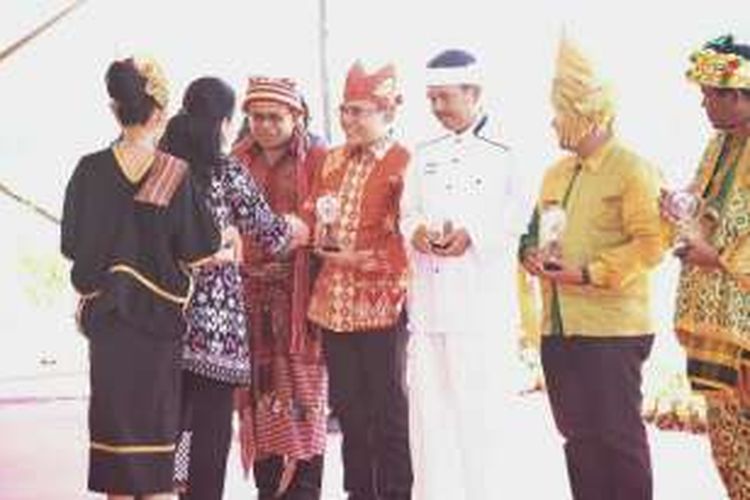 Abdullaz Azwar Anas, Bupati Banyuwnagi periode 2010-2015 mendapatkan penghargaan pada puncak Peringatan Hari Pers Nasional 2016 yang di selenggarakan di kawasan Mandalika Lombok Nusa Tenggara Barat