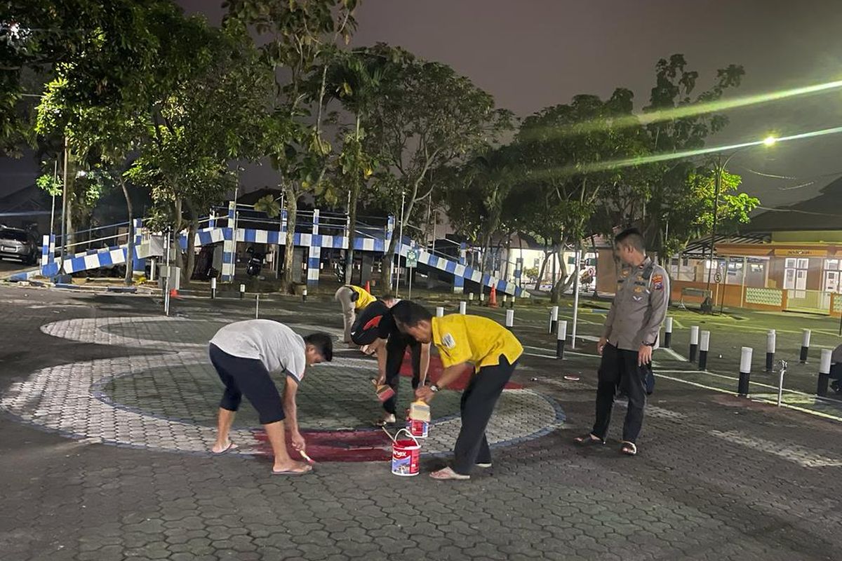 Petugas Satlantas Polres Malang saat mengecat sirkuit ujian praktik SIM dari angka 8 menjadi S.