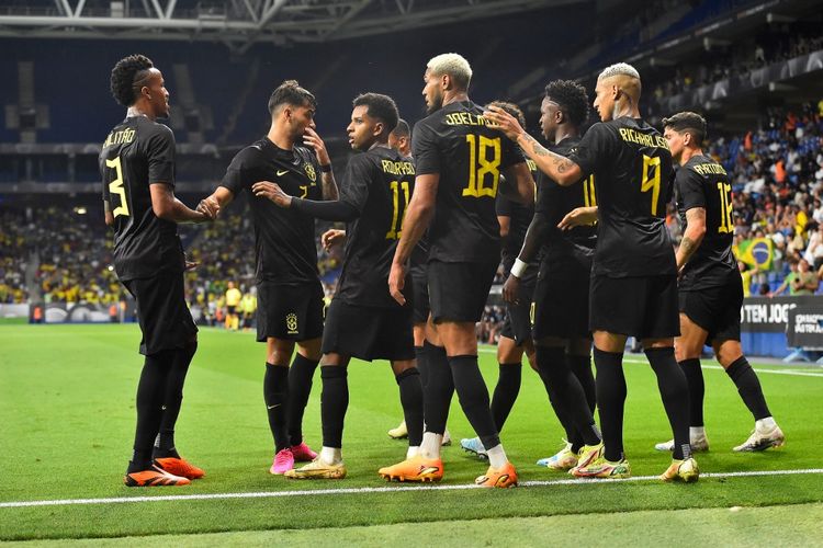 Selebrasi gol Joelinton dalam laga uji coba antara Brasil vs Guinea di RCDE Stadium, Barcelona, Spanyol, 17 Juni 2023. Untuk kali pertama sepanjang sejarah, Brasil mengenakan jersey hitam sebagai bentuk perlawanan terhadap rasisme. (Photo by Pau BARRENA / AFP)