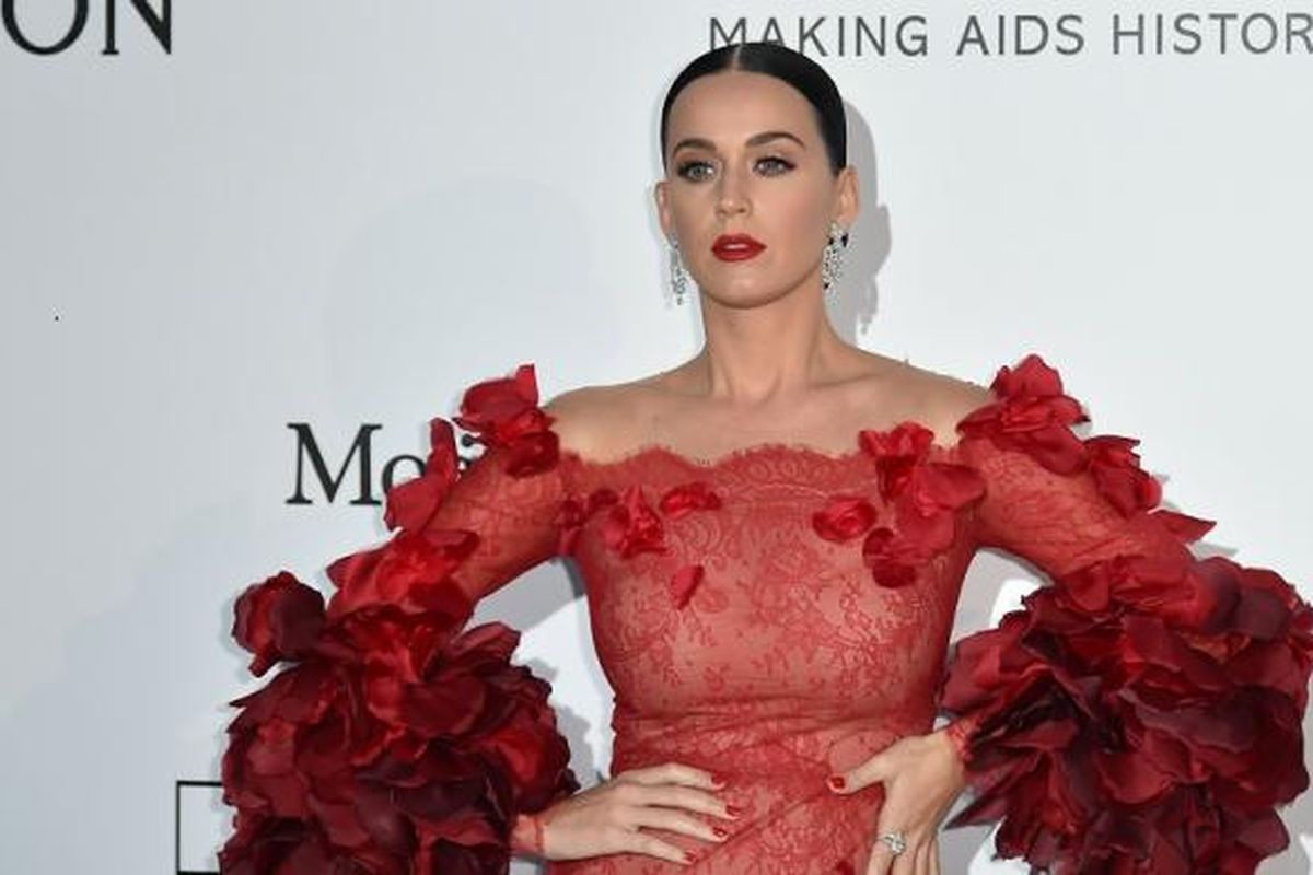 Penyanyi AS Katy Perry menghadiri perhelatan amfARs 23rd Cinema Against AIDS Gala di Hotel du Cap-Eden-Roc di CapAntibes, Perancis, Kamis (19/5/2016).