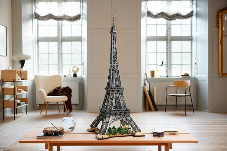 set Menara Eiffel bikinan Lego.