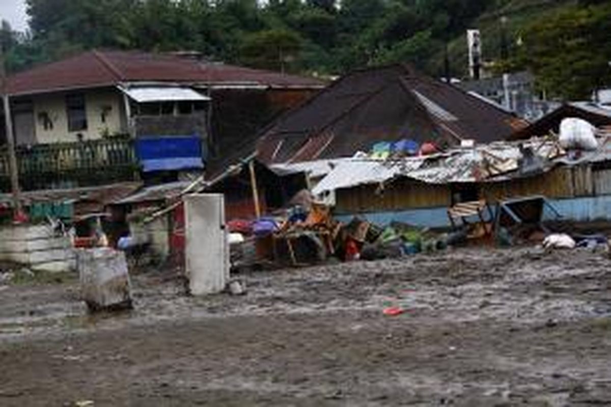 Lumpur tebal menimbun sebagian kawasan yang diterjang banjir bandang di Kota Manado, Kamis (16/1/2014).