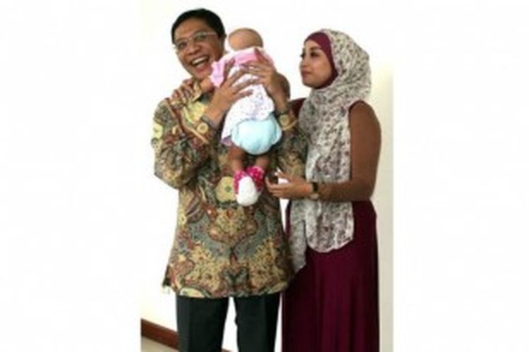 Istrinya terdakwa Ahmad Fathanah (kiri), Sefti Sanustika (kanan) mengunjungi suaminya yang menjalani sidang perdananya di Pengadilan Tindak Pidana Korupsi Jakarta, Senin (24/6/2013), dengan membawa anaknya. Fathanah diajukan ke pengadilan karena diduga terlibat dalam kasus suap kuota impor daging sapi di Kementrian Pertanian.  