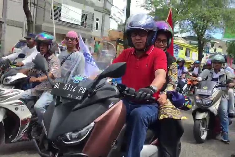 Pelaksana Gubernur Aceh Nova Iriansyah (baju merah) ikut berkonvoi kendaraan motor keliling Kota Banda Aceh bersama ALiansi Buruh Aceh memperingati Hari Buruh Internasional, Rabu (1/5/2019). 