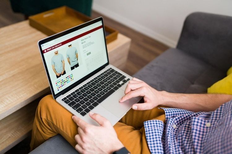 Ilustrasi belanja online di marketplace.