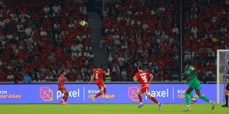 Pemain Timnas Indonesia Sandy Walsh berhasil mengamankan gawang Indonesia pada laga FIFA Series 2026 antara Indonesia vs Saint Kitts and Nevis di Stadion Gelora Bung Karno, Jakarta, Jumat (27/3/2026). Indonesia menang 4-0 atas Saint Kitts and Nevis.