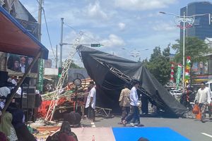 Tenda dan Panggung Acara Maulid di Masjid Kembangan Ditabrak Mobil