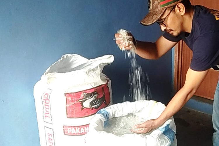 Firman Felani (33), sarjana pencacah sampah asal Cianjur, Jawa Barat, yang sukses meraup omzet hingga puluhan juta rupiah