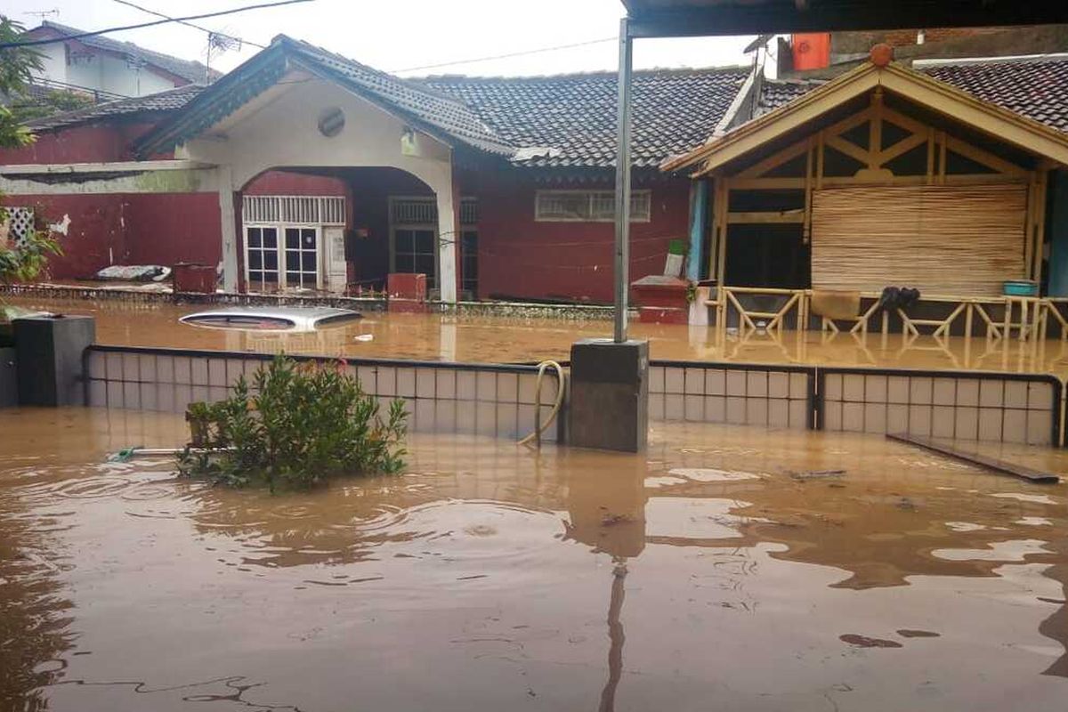 Sejumlah rumah, mobil dan fasilitas umum terendam banjir dan sebagian warga dibantu petugas mengungsi ke posko yang disediakan di sekitar lokasi, Kecamatan Cileungsi, Kabupaten Bogor, Rabu (1/1/2020).