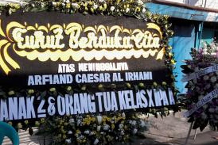 Karangan bunga ucapan duka cita atas meninggalnya siswa SMAN 3 Jakarta, Arfiand Caesar Al Irhami saat mengikuti pelantikan anggota pecinta alam di Tangkuban Perahu, Jawa Barat pada Kamis (19/6/2014) malam. 