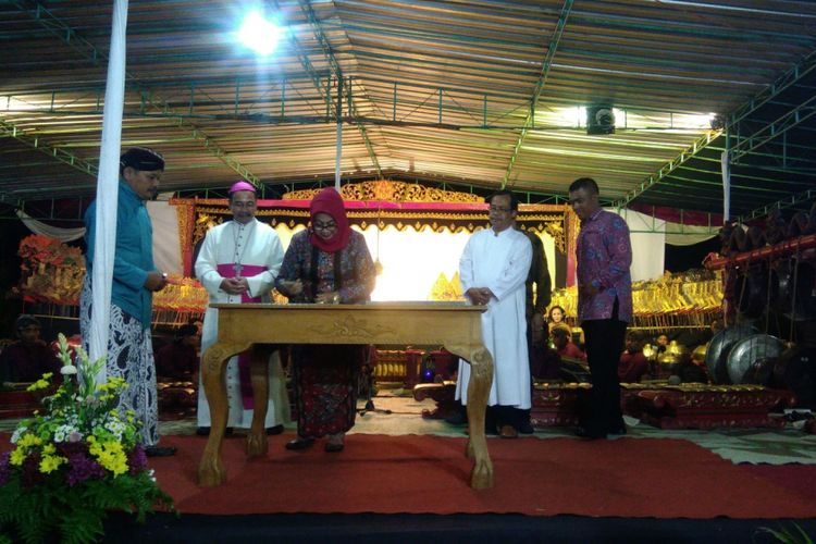 Bupati Gunungkidul Badingah menandatangani prasasti, disaksikan uskup Agung Semarang mgr Robertus Rubiyatmoko, Ketua DPRD Gunungkidul Suharno,