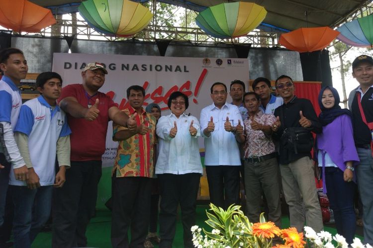 Menteri Lingkungan Hidup dan Kehutanan Siti Nurbaya Bakar dan Menteri Perhubungan Budi Karya Sumadi saat Dialog Nasional Sukses Indonesia-ku di Rest Area dan Wisata Balegandrung, Pemalang, Jawa Tengah (23/9/2017).