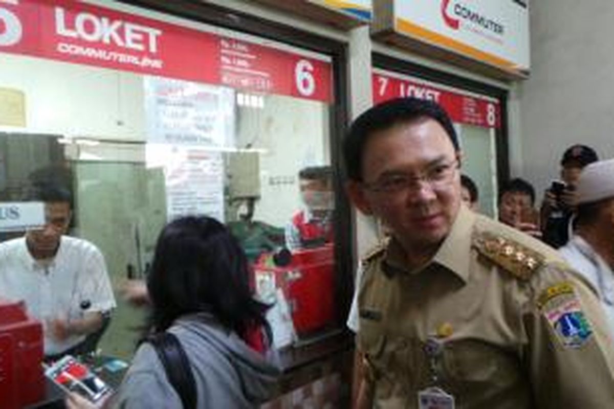 Gubernur DKI Jakarta Basuki Tjahaja Purnama terlihat mengantre tiket commuter line jurusan Stasiun Kota-Gondangdia, Rabu (10/6/2015). Basuki melakukan tinjauan ke Stasiun Kampung Bandan untuk melakukan berbagai program kerjasama dengan PT KAI. 