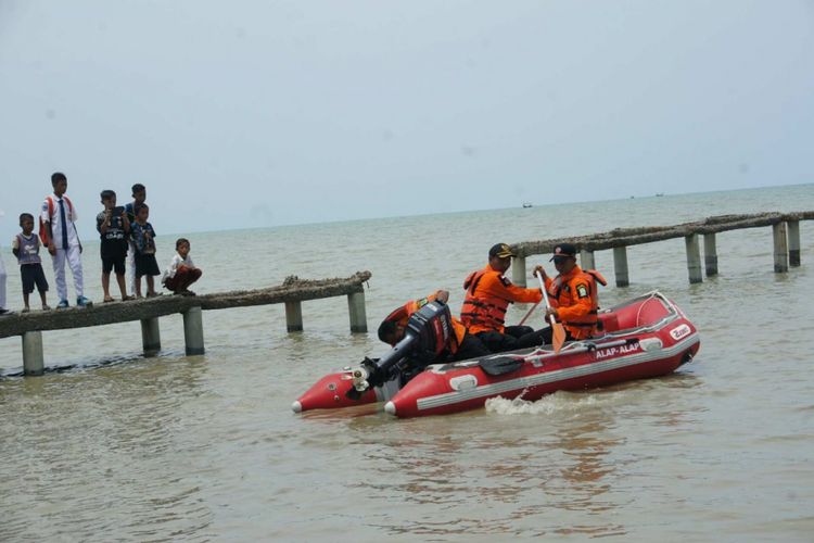 Tim Basarnas menyisir perairan di sekitar lokasi jatuhnya pesawat Lion Air JT 610 rute Jakarta-Pangkal Pinang di perairan Karawang, Jawa Barat, Senin (29/10/2018).