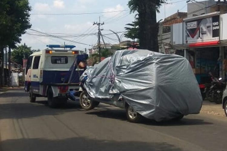 Salah satu mobil yang ditabrak mobil patroli polisi dalam kecelakaan beruntun di Kota Malang, Selasa (21/1/2020).