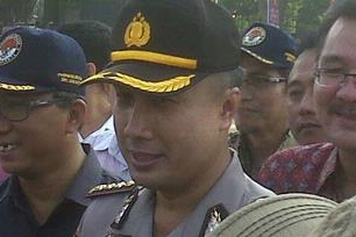Kepala Biro Operasi Polda Metro Jaya, Komisaris Besar Polisi Agung Budi Maryoto (tengah) seusai gelar pasukan operasi kewilayahan Mantap Praja 2012 di lapangan Ditlantas Polda Metro Jaya, Jakarta, Kamis (21/6/2012) pagi.  