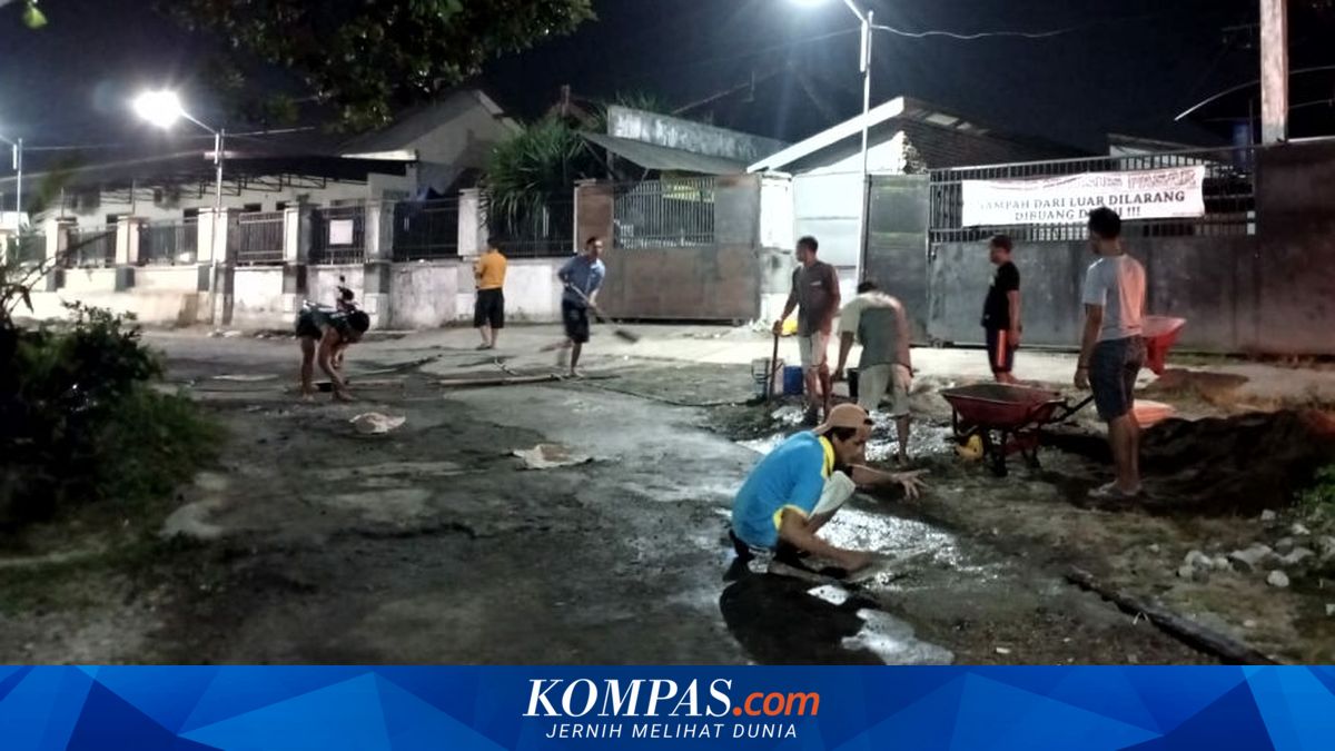 Lelah Menunggu Pemerintah, Warga Blitar Gotong Royong Perbaiki Jalan