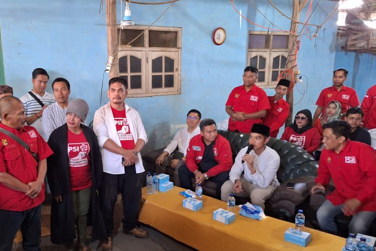 Ketua Umum (Ketum) Partai Solidaritas Indonesia (PSI) Kaesang Pangarep mendatangi tempat Pengrajin Rotan Karangsari, Weru, Kabupaten Cirebon, Jawa Barat, Sabtu (21/10/2023).