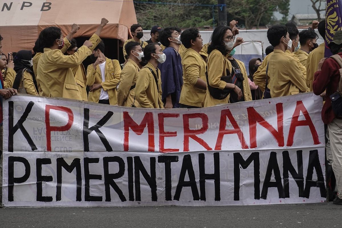 Mahasiswa dari BEM di sejumlah universitas Kabupaten Banyumas menggelar aksi menolak pemecatan pegawai KPK yang tidak lulus TWK di Alun-alun Purwokerto, Banyumas, Jateng, Sabtu (25/9/2021). Mahasiswa menuntut Presiden Joko Widodo untuk membatalkan pemecatan pegawai KPK tersebut dan membenahi lembaga antirasuah tersebut karena dianggap sudah tidak berpihak pada pemberantasan korupsi. ANTARA FOTO/Idhad Zakaria/rwa.