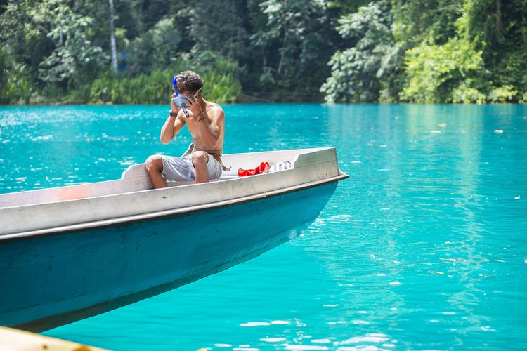 Turis lokal sedang berwisata di Danau Labuan Cermin, Biduk-biduk, Kalimantan Timur