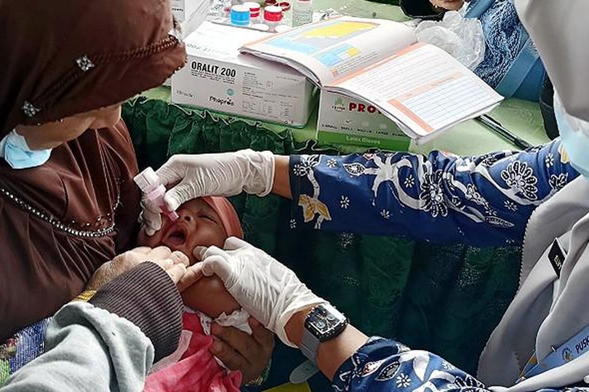 seorang balita sedang menjalani vaksinasi campak di Sidoarjo, Jawa Timur.